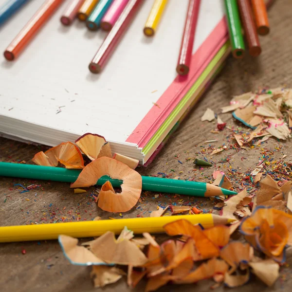 Notebook e matite a colori affilate — Foto Stock