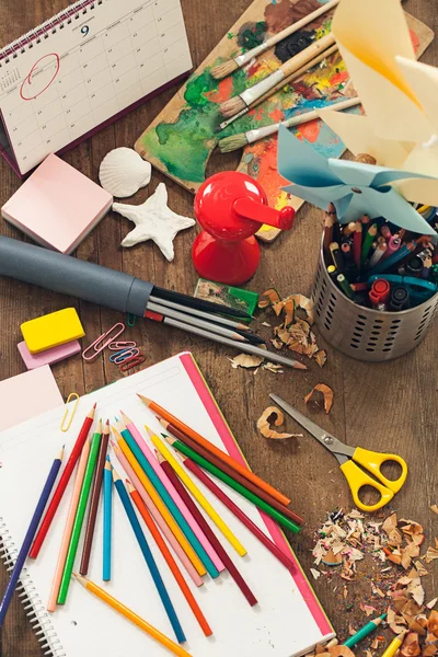 Mesa de estudante bagunçada — Fotografia de Stock