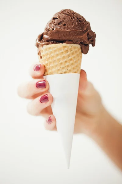 Mão segurando sorvete — Fotografia de Stock