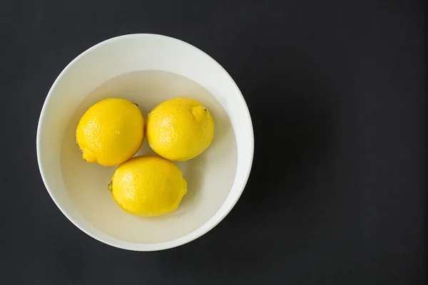 Limones en un tazón — Foto de Stock