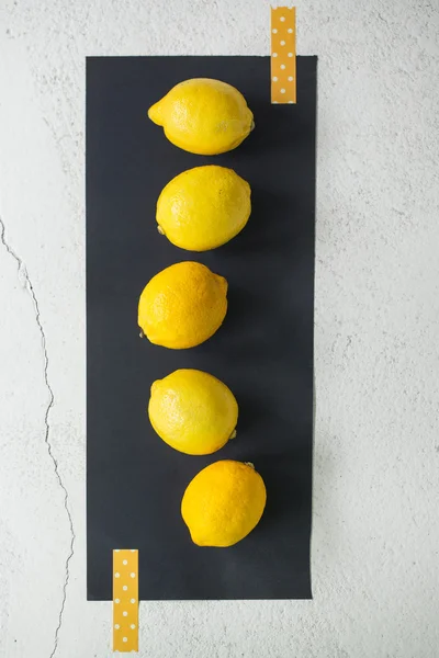 Citrons sur une surface noire — Photo