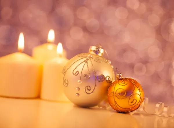 Velas y adornos navideños Imagen de stock