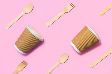 Sıfır atıktan oluşan bileşim. Mukavva kahve fincanları, tahta çatal ve kaşık. Çevre dostu erzak kavramı