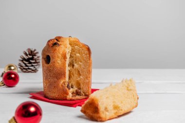 İtalyan tatlı mini panettone 'u. Beyaz arka planda, fotokopi alanı olan Noel süsleriyle çevrili. Noel veya yeni yıl hamur işi yemekleri