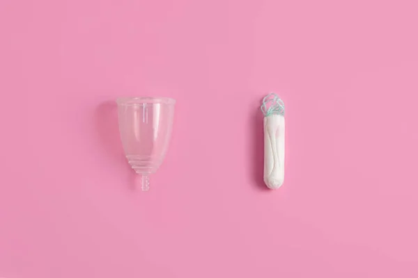 Tampões vs copo menstrual em fundo rosa. Conceito de protecção alternativa — Fotografia de Stock