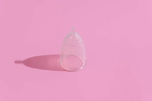 Silikon Menstruationstasse auf weichem rosa Hintergrund mit hartem Schatten und Kopierraum — Stockfoto