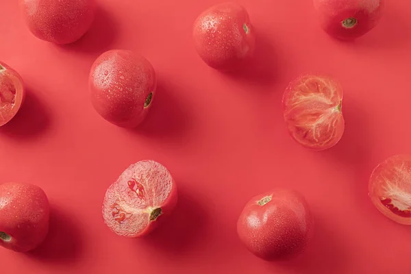 Pozadí se zralými rajčaty na červené. Ekologická produkce — Stock fotografie