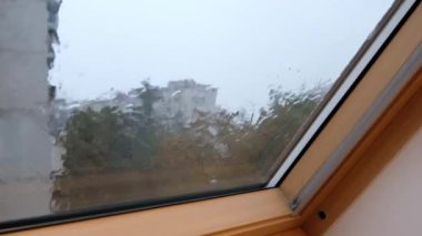 Pencere camına yağmur damlaları düşüyor. Sonbahar hüznü, yağmurlu hava bulutlu bir gün. Yüksek kalite 4k görüntü