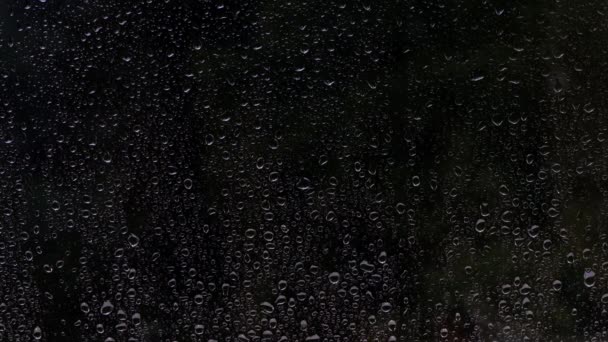 Gestructureerde Donkere Achtergrond Met Regen Druppels Vallen Een Raam Glas — Stockvideo