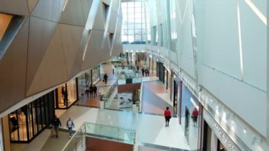 SOFYA, BULGARIA - 29 Eylül 2022: AVM 'de tanınmayan ve alışveriş yapan isimsiz insanlardan oluşan kalabalığın üzerinde. Yüksek kalite 4k görüntü
