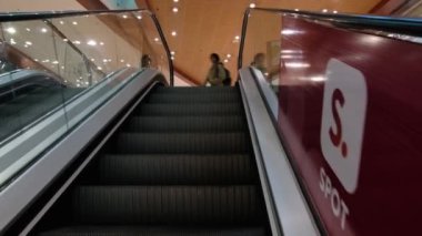 SOFIA, BULGARIA - 29 Eylül 2022: alışveriş merkezinin içinde alışveriş yapmak için yürüyen merdiven kullanmak. Alışveriş merkezinde yürüyen insanlar. Yüksek kalite 4k görüntü