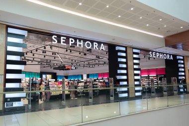 Sofya, Bulgaristan - 30 Mayıs 2022: Uluslararası kozmetik şirketi SEPHORA 'nın parlak beyaz logosu bir alışveriş merkezinde