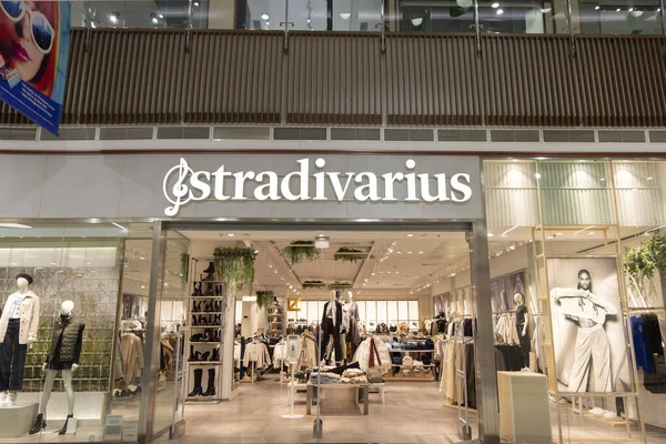 Sofya, Bulgaristan - 30 Mayıs 2022: Uluslararası giyim şirketi Stradivarius 'un parlak logosu bir alışveriş merkezinde