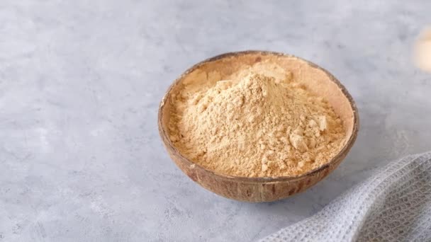 Mujeres Mano Tomando Una Cuchara Polvo Raíz Maca Superalimento Orgánico — Vídeo de stock