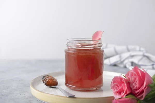 Confiture Pétales Rose Dans Bocal Verre Sur Table Cuisine Gris — Photo