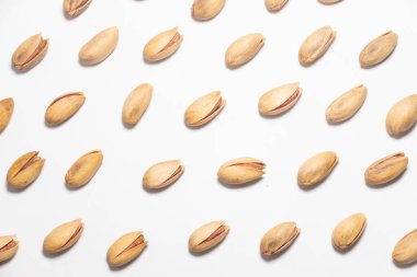 Beyaz üzerine kavrulmuş şam fıstığı deseni. Tam kızartılmış ve kurutulmuş fıstık.