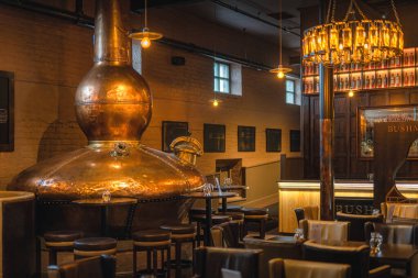 Bushmills 'de büyük, bakır fermantasyon fıçısı. Viski fabrikası ve bar süsleme amaçlı.