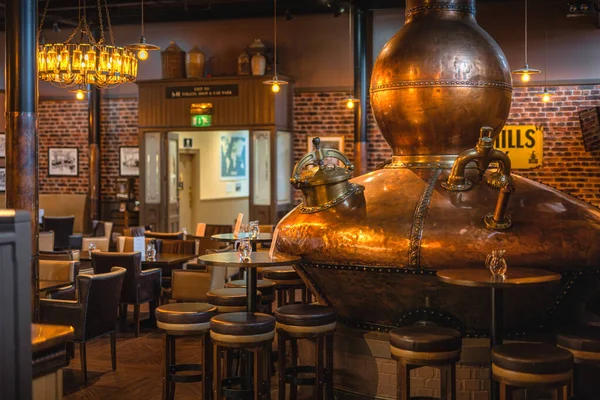 Bushmills 'de büyük, bakır fermantasyon fıçısı. Viski fabrikası ve bar süsleme amaçlı.