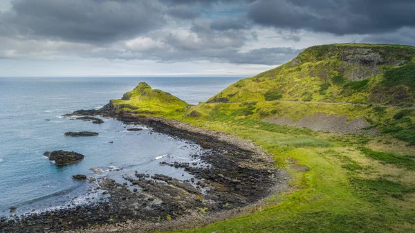 La Calzada de los Gigantes vista desde lo alto del acantilado, Irlanda del Norte — Foto de Stock