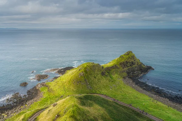 Turisták az ösvényen, látogató Giants Causeway, Észak-Írország — Stock Fotó