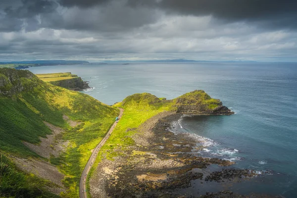 Turistas Autobuses Sendero Giants Causeway Visto Desde Alto Del Acantilado — Foto de Stock