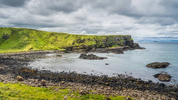 Грубая береговая линия со скалами Гигантской дамбы, Дикий Атлантический путь, Северная Ирландия — стоковое фото