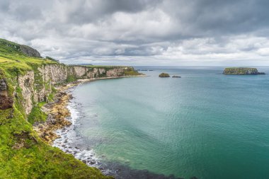 Kireçtaşı kayalıkları, Koyun Adası ve Atlantik Okyanusu ile kıyı şeridi, Carrick yakınlarındaki bir Rede halat köprüsü, Kuzey İrlanda