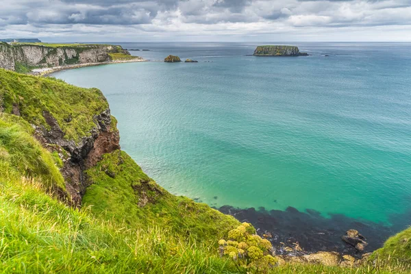 Côtes avec falaises calcaires, île Sheep et océan Atlantique, près de Carrick a Rede corde pont, Irlande du Nord — Photo