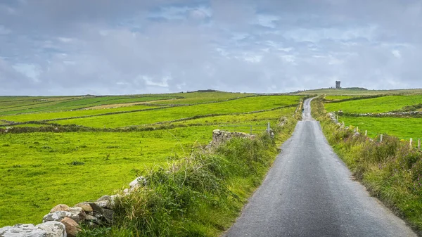 Сільська дорога, що веде до вежі Моер на вулиці Хегс Хед у Кліфс-Моер, Ірландія. — стокове фото