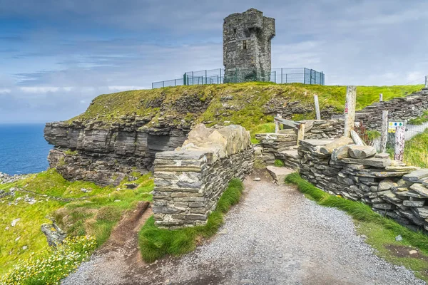 Old Moher Tower on Hags Head, torre de vigilancia en Cliffs of Moher, Irlanda Imágenes de stock libres de derechos