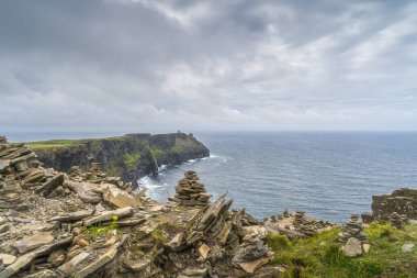 Moher, İrlanda 'nın ikonik uçurumlarının kenarında dengelenen kaya.