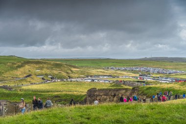 Ana ziyaretçi merkezi İrlanda 'daki Moher Kayalıkları' nı ziyaret eden turist kalabalığı