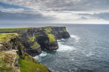 Hags Head, Moher, İrlanda 'nın ikonik uçurumlarının sonunda.