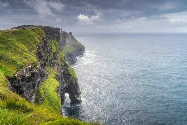 Природная скальная арка, часть культовых скал Феера, Ирландия — стоковое фото