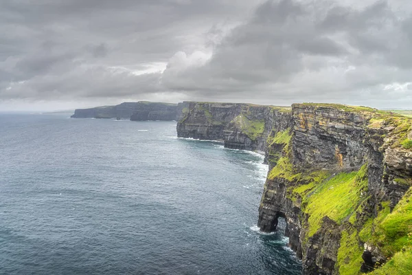 Majestätisk kustlinje med höga, ikoniska klippor i Moher, Irland — Stockfoto