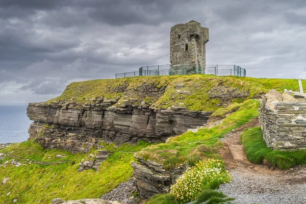 Old Moher Tower on Hags Head at iconic Cliffs of Moher, Ireland — стокове фото