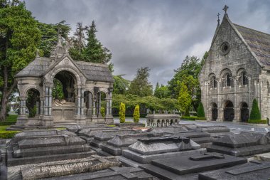 Eski, güzel süslenmiş lahit, mezar ve anıt mezar Glasnevin Mezarlığı, Dublin, İrlanda