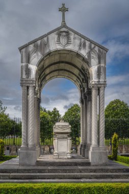 Dublin, İrlanda, Ağustos 2019 Glasnevin Mezarlığı 'ndaki güzel süslü lahit ve mezarlar.