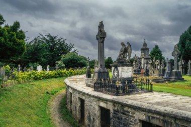 İrlanda 'daki Glasnevin Mezarlığı' nda mezarlıklar, antik mezarlar ve mezar taşları
