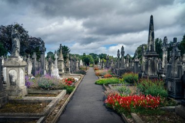 İrlanda 'daki Glasnevin Mezarlığı' nda Kelt haçları ve heykelleri olan antik mezarlar