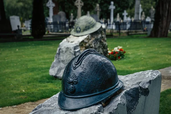 Closeup on Irish infantry helmet, a memorial of fallen soldiers who fought in WW, Glasnevin Cemetery — Stock Photo, Image