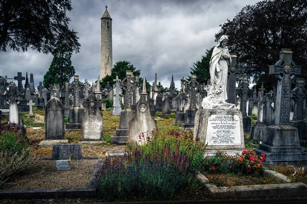 아일랜드 라운드 타워에 있는 글라스네 빈 공동 묘지의 고대 무덤 과 묘비 — 스톡 사진