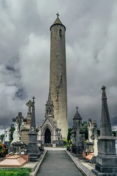 Starověké hroby a náhrobky na Glasnevinském hřbitově s kulatou věží, Irsko — Stock fotografie