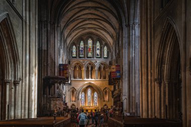 Turistler, İrlanda 'daki St. Patricks Katedrali' ni ziyaret edip geziyorlar.