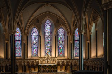 St. Patricks Katedrali, İrlanda 'da güzel aydınlatılmış sunak.