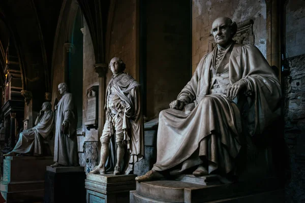 Estatuas en la Catedral de San Patricio, catedral nacional de la Iglesia de Irlanda — Foto de Stock