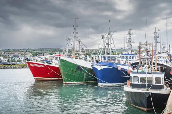 Mehrere bunte Fischerboote im Hafen von Howth, Dublin, Irland — Stockfoto