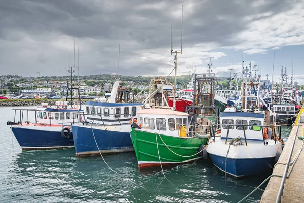 Quattro piccoli pescherecci ormeggiati nel porto di Howth, Dublino, Irlanda — Foto Stock