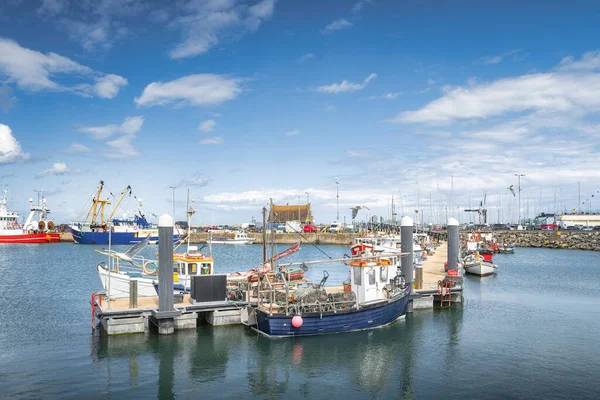 Small fishing boats moored in Howth harbour, Dublin, Ireland — Foto de Stock