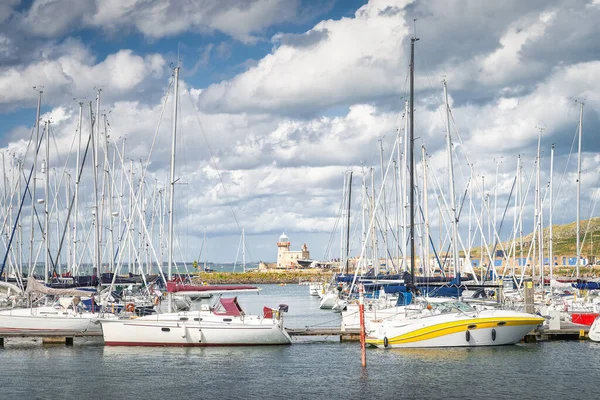 Howth Leuchtturm durch Masten von Segelbooten und Yachten in Howth Marina vertäut gesehen — Stockfoto